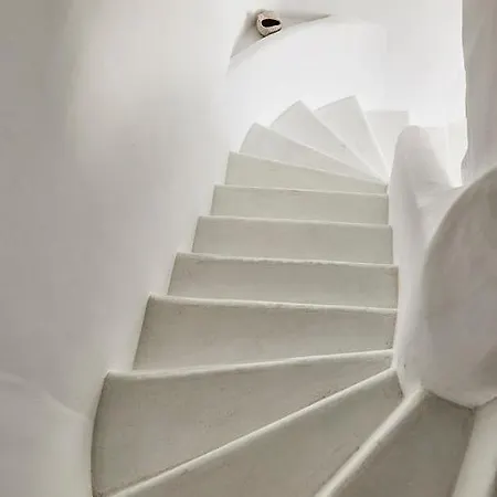 Lydia With Stunning View, By Red Windmill * カラファティス